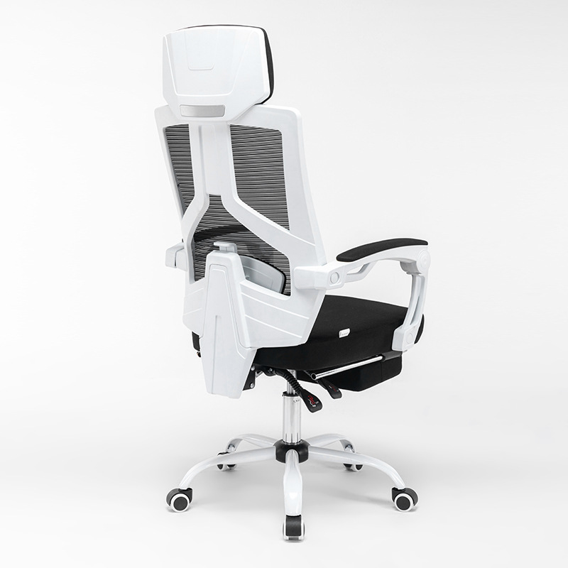 Estructura blanca con malla negra, además de reposapiés y pies de acero inoxidable.