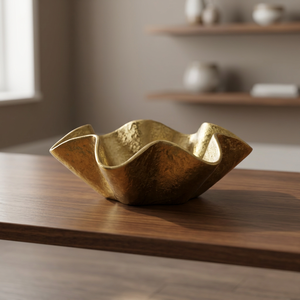 Assiette décorative moderne en métal doré irrégulier, faite à la main, polie, design massif - Product Image 2