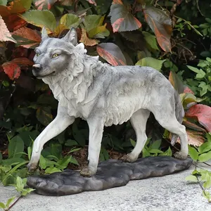 Lupo grigio che cammina realistico-statua in resina 11,81 pollici, natura selvaggia e arredamento per interni gotico - Product Image 3