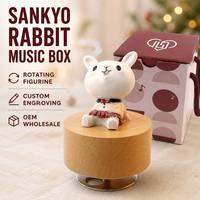 Boîte à musique carrousel gravée sur mesure, en bois rotatif, avec 20 adorables animaux du zoo, cadeau pour enfants, vente en gros OEM, 18 notes
