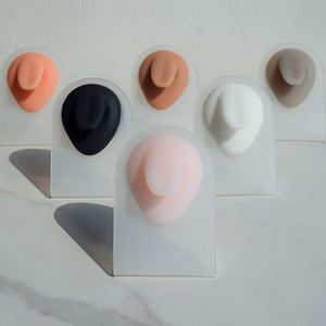 Neuspiercing siliconenmodel met displaystandaard, te gebruiken voor neuspiercing oefening, body piercing sieraden groothandel - Product Image 1