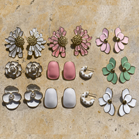 G4287 Vente en Gros Boucles d'Oreilles Fleur à 4 Pétales en Acier Inoxydable Plaqué Or 18K Élégantes et Raffinées avec Perles Gouttelettes d'Huile Blanches