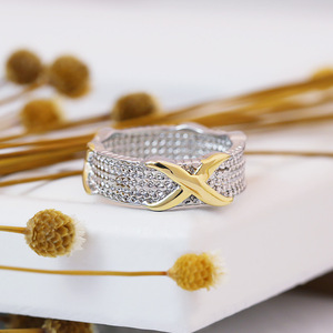 Anello Bicolore da Donna, Trendy e Audace, Accessorio per Feste e Uso Quotidiano, Idea Regalo - Product Image 2