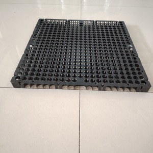 Panneau de drainage en nid d'abeille en plastique de 30 mm installé sous le toit, le dessus du garage, le terrain de sport, la pelouse synthétique pour le contrôle des inondations - Product Image 2