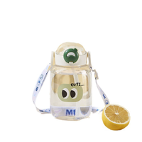 Gobelet à eau avec visage souriant de haute qualité, design mignon, doté d'une paille inclinée et d'un couvercle pop-up, en plastique.