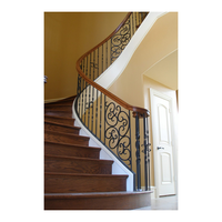 Escalier Courbé de Luxe avec Marches en Marbre, Garde-corps Doré et Balustrade en Verre Cristal – Centre d'Escalade pour Hall d'Hôtel de Prestige