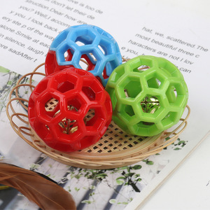 <span class=keywords><strong>Balle</strong></span> évidée Jouets interactifs pour chiens et chats Balles de jouet en <span class=keywords><strong>plastique</strong></span> TPR <span class=keywords><strong>Balle</strong></span> de jouet pour animaux de compagnie résistante aux morsures avec cloche - Product Image 3