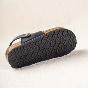 Sandales plates en cuir noir personnalisées pour enfants avec anneau d'orteil, bride arrière réglable, semelle en liège antidérapante, confortables pour l'été et la plage - Product Image 3