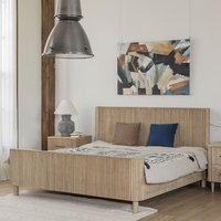 Cadre de lit en bois massif texturé naturel style bohème avec rainures verticales, décoratif, pour chambre principale ou chambre d'amis