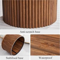 Ensemble de tables d'appoint rondes contemporaines en noyer cannelé avec base anti-rayures pour appartement
