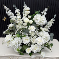 EG-S280 Composition florale blanche artisanale moderne pour allée de mariage, arrangement au sol pour les professionnels de la décoration de mariages de luxe
