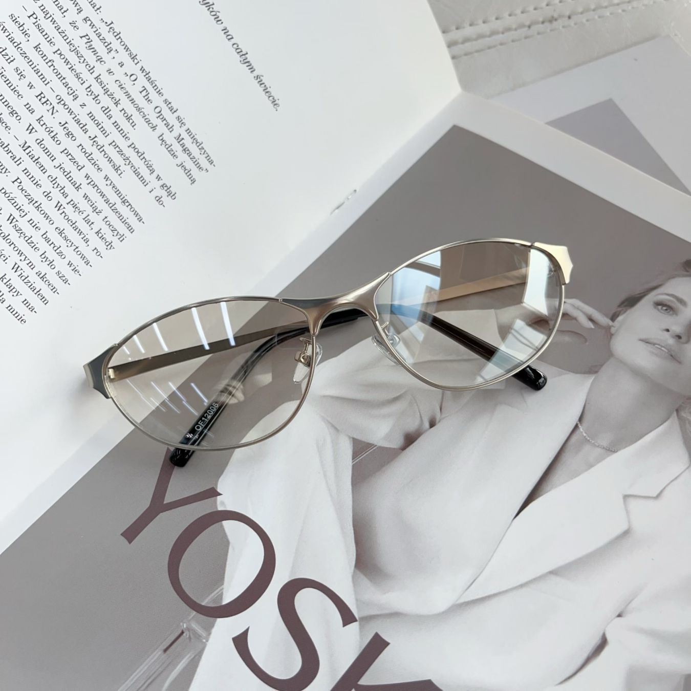 Montura plateada, lente gris claro.