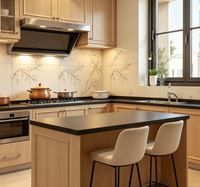 Armoires de cuisine shaker en bois clair sur mesure avec plan de travail noir pour la rénovation de cuisine résidentielle moderne