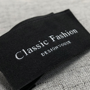 Étiquette de col personnalisée en damassé avec design noir et blanc pour les marques de streetwear unisexes - Product Image 4