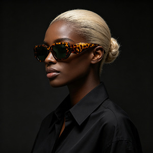 Vente en gros de lunettes de soleil de luxe de mode noires personnalisées avec logo, lunettes de soleil rétro pour femmes avec emballage personnalisé - Product Image 2