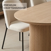 Table à manger ovale minimaliste nordique moderne avec piétement côtelé, ensemble de salle à manger haut de gamme en bois avec 4 chaises rembourrées