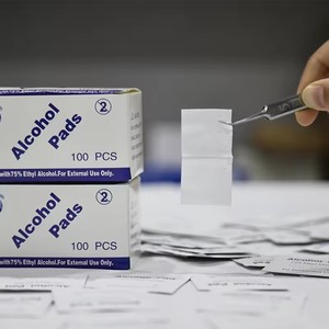 Échantillons gratuits Lingettes humides à 75% d'<span class=keywords><strong>alcool</strong></span> 100 pièces Lingettes préparatoires à l'<span class=keywords><strong>alcool</strong></span> jetables Lingettes humides antibactériennes désinfectantes pour le nettoyage quotidien - Product Image 1