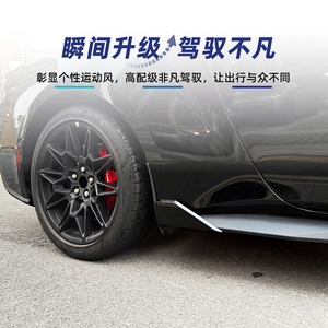 สเกิร์ตข้างคาร์บอนไฟเบอร์ Amp-Z สำหรับฟอร์ดมัสแตง Mk7 ปี 2024 สีดำพ่นเงา พร้อมกาวติดหรือสกรูสำหรับติดตั้ง - Product Image 2