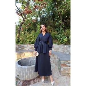 ชุดเดรสคอวีแบบพันรอบตัว แขนพอง ผ้าซาติน ทรงเข้ารูปและบานออกด้านหลัง ประดับลายดอกกุหลาบสีดำ ชุดสำหรับงานพิธีการของผู้หญิง - Product Image 2