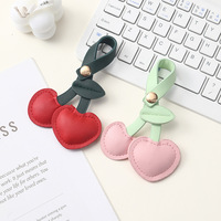 Leren kersensleutelhanger, schattige fruit-tasbedel, minimalistische rugzakhanger, modieuze autosleutelring, dameskledingaccessoire.