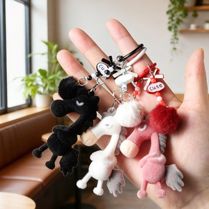3Dぬいぐるみ動物おもちゃ、ポンポンボールチャーム付きフロッキーキーホルダー、フロッキング生地の漫画風馬のふわふわキーリング、子供向け新年プレゼント - Product Image 5