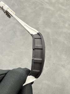 Nouveaux éléments intégrés aux techniques de fabrication traditionnelles Montre mécanique en fibre de carbone confortable et résistante aux tremblements de terre - Product Image 2