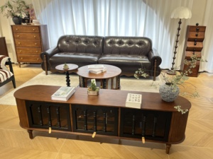 Meuble TV de salon en bois massif, style rétro mi-siècle, avec portes à panneaux surélevés et centre de divertissement à rabat - Product Image 3