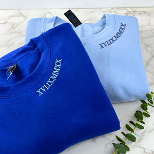 Números romanos Bordado 3D en el escote Sudadera de punto o Sudadera con capucha Insignia personalizada Regalos de San Valentín para él y para ella - Product Image 5