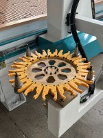 Router CNC de 4 Ejes con Carrusel ATC 1325, con Eje Rotatorio y Cuchilla Oscilante para Cortar y Grabar Madera, Espuma, Cuero y MDF