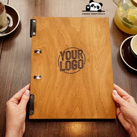 Protège-menus en bois de noyer Panda Hospitality, format A4, avec logo sculpté, reliure agrafée, feuilles interchangeables imprimées