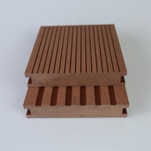 Surface de grain de bois composite WPC en relief 3D à noyau solide <span class=keywords><strong>couleur</strong></span> marron/<span class=keywords><strong>teck</strong></span> pour l'extérieur 20mm 25mm d'épaisseur - Product Image 2