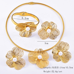 Set di Gioielli Placcati in Oro 18K con Fiori, Perle e Zirconi, Collana, Orecchini, Bracciali e Anelli in Acciaio Inossidabile - Product Image 3
