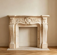 Cheminée en travertin beige sculptée à la main de style Louis XV Rococo, avec décorations de coquillages et de feuilles, pour la décoration de villa.