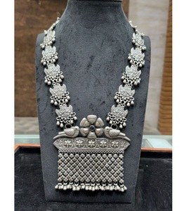 Collier avec pendentif en argent plaqué de qualité supérieure pour femmes, prêt pour un mariage, conçu pour créer une impression époustouflante, élégant - Product Image 1