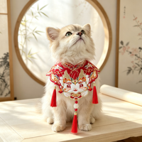 Écharpe de Nouvel An rouge festive en polyester pour animaux de compagnie, châle épaule nuage, cape de style chinois, cache-cou à pompons pour chiens et chats – Grande Vente