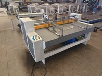Machine automatique de découpe de carton ondulé pour la fabrication de cloisons et de panneaux de séparation de boîtes en carton