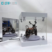 Boîte d'exposition LED pour figurines avec base rotative, fabriquée sur mesure en acrylique par l'usine DSP Vietnam.