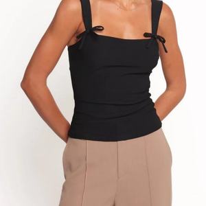 Vente en gros de blouses d'été pour femmes, sans manches, en tricot, col carré, avec logo personnalisé, coupe ajustée confortable, couleur unie, hauts pour femmes - Product Image 2