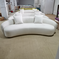 Modernes Wohnzimmer-Sofa in Weißem Bouclé, Luxuriöses Samt-Ecksofa mit Geschwungener Halbmond-Form, Freizeitsofa-Design