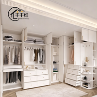 Armoire de dressing moderne en bois massif avec aménagement intérieur réglable pour des besoins de rangement personnalisés