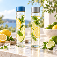 Bouteilles d'eau en verre transparentes et fines en gros avec bouchons à vis personnalisés pour l'emballage de boissons infusées au citron et à la menthe