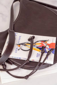 Bolsos de Hombro de Cuero Genuino Suave, Diseño Vintage con Patrón de Caramelo, para Mujer, de Alta Gama, en Color Ébano, con Cierre de Cremallera - Product Image 3