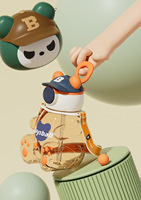 Botella de agua de pajita de plástico para niños de dibujos animados con correa para el hombro y diseño de tapa emergente, botella de agua para niños para salir