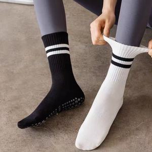 Chaussettes de Pilates mi-mollet JZVINA pour femmes, antidérapantes, respirantes, anti-transpiration, motif léopard, pour yoga, barre, fitness, sans coutures, usage quotidien - Product Image 2