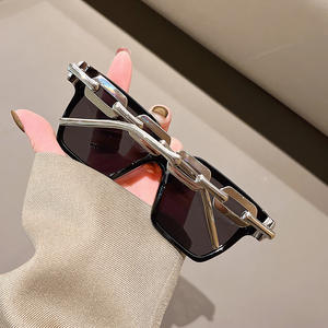 Nuevas gafas de sol de moda para mujer, montura negra de PC, protección UV400, decoración cruzada, tipo 3, gafas de sol C4-6225 - Product Image 3