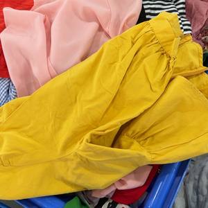 Fardos de tops de algodón usados, ropa usada a la moda para mujer, precio de fábrica, proveedor mayorista - Product Image 4