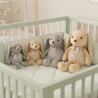 Jouet en peluche lapin brodé ODM en gros, mignon, en coton biologique, rembourrage en coton PP, tissu super doux, doublure en maille, anti-stress