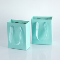Sacs cadeaux en matériaux recyclés en gros, design PPWR-aligné, plusieurs tailles, impression de logo personnalisé, sérigraphie avec poignées pour vêtements