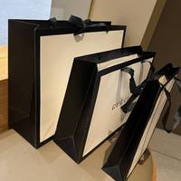 Sacs en Papier Personnalisés pour Boutiques, Sacs Cadeaux en Carton avec Poignée en Soie