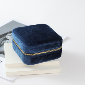 Caja de Joyería Cuadrada de Terciopelo de Doble Capa EleQueen, Resistente al Agua y a los Golpes, Hecha con Materiales Reciclados, Ideal para Viajes - Product Image 3